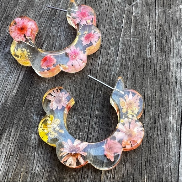 Scalloped Edge Hoop Real Pressed Flower Resin Earrings Pink Yellow - Picture 5 of 9